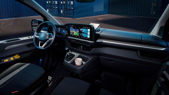 Das komplett neu entwickelte Interieur der siebten Transporter-Generation soll das Layout des Vorgängers in die Neuzeit transferieren.(Bild:  VWN)