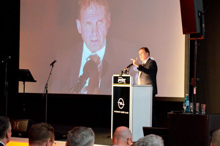 Der ehemalige Ministerpräsident Thüringens, Dieter Althaus, bereicherte die Veranstaltung mit einer kenntnisreichen Einschätzung der Branchenperspektive.  (Bild: Rehberg / »kfz-betrieb«)