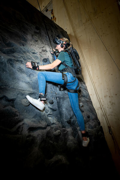 Über die Solvayhütte auf 4.003 Metern gelangen die Besucher dann zu den letzten Metern des steilen Aufstiegs. Hier geht es an die Kletterwand, was das VR-Erlebnis äußerst real machen soll. (HP / Romina Amato)