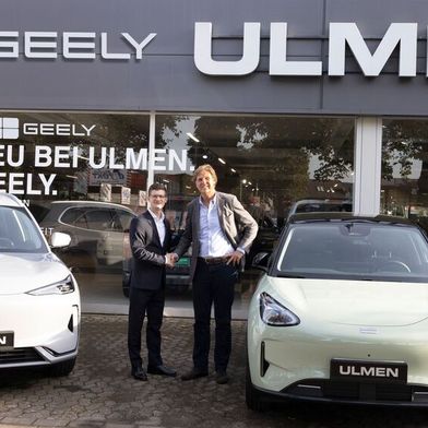 Philipp Hempel, Executive Director von Geely Auto Deutschland (l.), und Dr. Klaus Gutberlet, Geschäftsführender Gesellschafter des Autohauses Ulmen aus Düsseldorf. (Bild: Autohaus Ulmen)