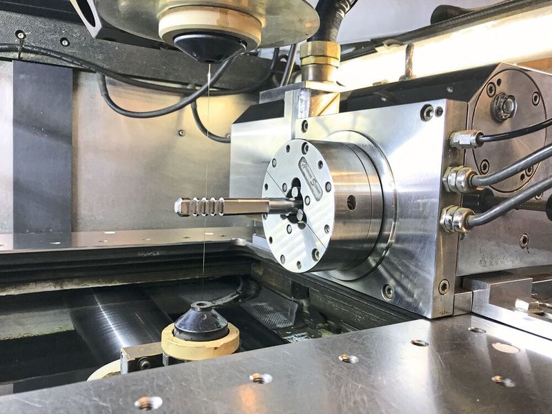 Das kundenindividuelle Räumwerkzeug wurde auf der mit Esprit programmierten Mitsubishi-Drahterodiermaschine hergestellt. (DP Technology)
