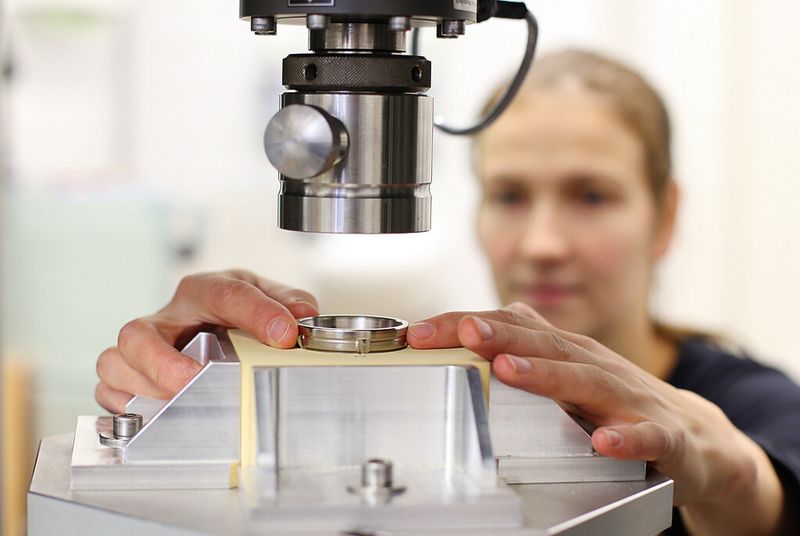Der Aufwand beim Anpassen von Medizintechnik (im Bild: experimentelle Untersuchung von künstlichen Hüftpfannen zur Primärstabilität unter variierenden Einschlagkräften) ist hoch. (Bild: Universitätsmedizin Rostock)