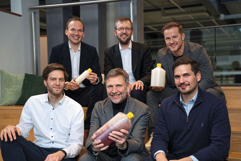 Familienunternehmen Bürkert Fluid Control Systems investiert in Startup Green Elephant Biotech, (v.l.) Felix Wollenhaupt (Geschäftsführer und Gründer Green Elephant Biotech), Dr. Joel Eichmann (Geschäftsführer und Gründer Green Elephant Biotech), Georg Stawowy (CEO Bürkert). (Bild: Bürkert Fluid Control Systems)