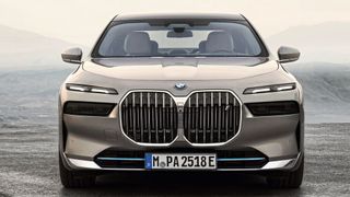 Der riesige Grill des neuen 7ers wird von schlitzartigen Leuchteinheiten flankiert. (Bild: BMW)