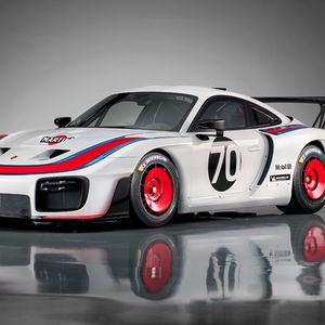 Der 515 kW (700 PS) starke Rennwagen, dessen Karosserie an den legendären Porsche 935/78 erinnert, wird in einer Kleinserie von 77 Stück gefertigt. Zu einem Preis von 701.948 Euro zuzüglich länderspezifischer Mehrwertsteuer kann der Rennwagen bestellt werden.(Bild:  Porsche)