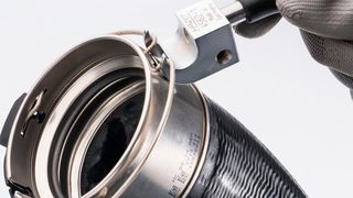 Mit den Krallen des Spezialwerkzeugs hebt der Monteur den Federdrahtsicherungsbügel problemlos an. ( Thomas Stickdorn)