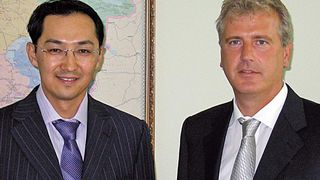 Efaflex-Geschäftsführer Christopher Seysen (rechts) traf sich in Kasachstan zu Verkaufsgesprächen mit Muslim Umirjaev, dem Direktor der administrativen Gebäude des Präsidenten. Bild: Efaflex (Archiv: Vogel Business Media)