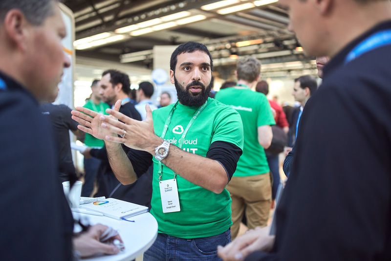 Marco Ferrari, Solutions Architect bei Google Cloud, im Gespräch mit Besuchern
 (Fabian Vogl / Google Cloud)