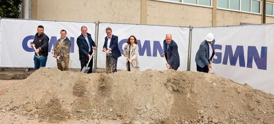 V. l. n. r. Florian Iberl, Tobias Keller, beide Geschäftsführer Fuchs Bau Süd, Dr. Edgar Verlemann, Projektleiter GMN, Michael Lösch, geschäftsführender Gesellschafter GMN, Dr. Andrea Heilmaier, Wirtschaftsreferentin der Stadt Nürnberg, Dr. Jens Falker, Geschäftsführer GMN, Franz Holzer, Architekt.(Bild:  Lutz Wolf, GMN)