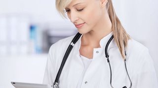Mobile Geräte und Anwendungen machen auch vor dem Gesundheitswesen nicht Halt – und sind gerade für Ärzte und Pflegepersonal von großem Nutzen (© contrastwerkstatt/ Fotolia.com)
