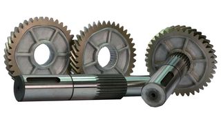 Leichtere Zahnräder aus verschiedenen Rohstoffen in drei Varianten (Zahnradkörper aus Aluminium, v.l.): Zahnradkörper mit zylindrischer Innenkontur, Zahnradkörper mit Keilwellenverzahnung, Zahnradkörper direkt auf die Prüfwelle gefügt. Vorne: Prüfwelle für statische und dynamische Festigkeitsuntersuchungen. (IFU Stuttgart)