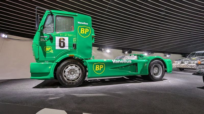 Der Typ 1450 S steht für die erste Generation von Mercedes‑Benz Renntrucks. Zwischen 1989 und 1993 ist er das erfolgreichste Fahrzeug bei den Europameisterschaften. In der „Königsklasse“ der Renntrucks, der Klasse C bis 18,5 Liter Hubraum, verhilft er Thomas Hegmann einmal und Steve Parrish dreimal zum Gewinn des Meistertitels. (Bild: Dominsky – VCG)
