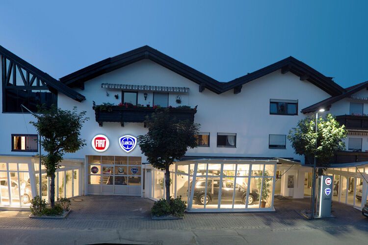 Das Autohaus Bernegger passt sich perfekt in das Straßenbild von Rosenheim ein. Statt einen Glastempel zu errichten, wurden nach und nach ... (Bild: Bernegger)