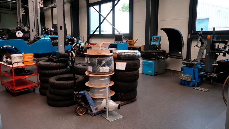 Die Reifenservicemaschinen stehen bewusst inmitten der Werkstatthalle, sind also von allen Arbeitsplätzen aus schnell erreichbar. (Bild: Diehl – VCG)