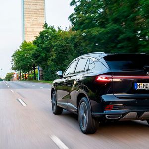 Das Heck der HS ziert ein heute offenbar unverzichtbares durchgehendes Leuchtenband.(Bild:  MG Motor)