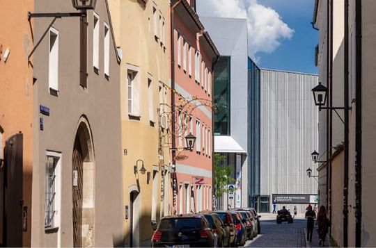 (Blick aufs Museum durch die historischen Gassen. Bild: wörner traxler richter planungsgesellschaft mbh; Foto: Frank Blümler)