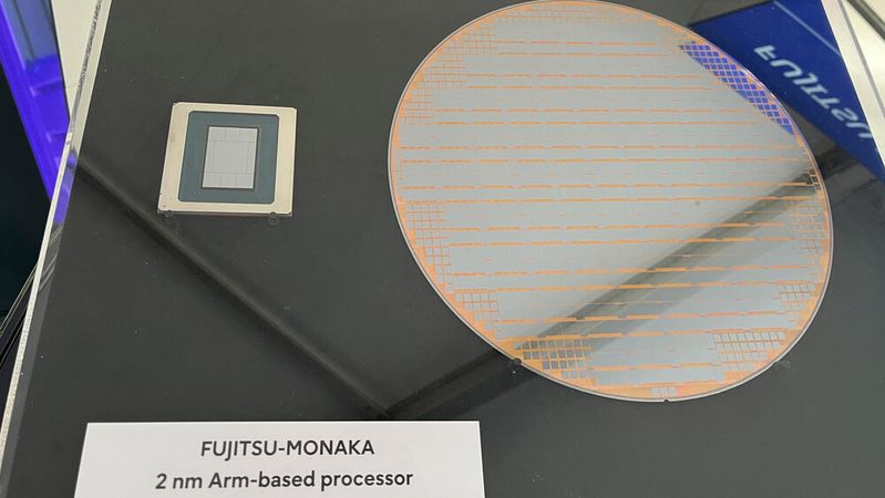 Auf dem Fsas Technologies Summit 2026 zeigte der Hersteller bereits einen Wafer mit Monaka-CPU-Chiplets sowie einen kompletten Prozessor, allerdings noch als funktionslose Samples. Ab November sind nun Server mit den neuen ARM-CPUs verfügbar. (Bild:  Vogel IT-Medien)