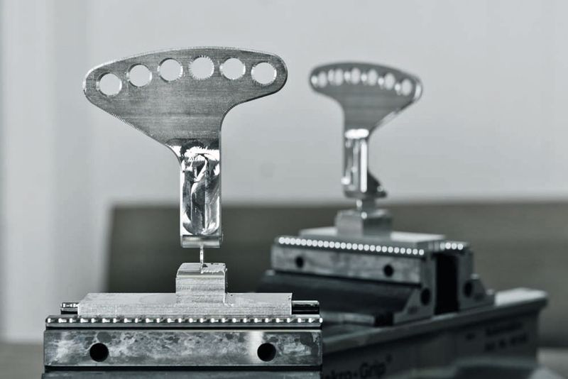 Sehr filigrane und komplexe Werkstücke aus Spezialstahl, die in nur einer Aufspannung komplett bearbeitet wurden. (Hermle)