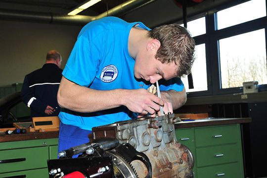 Michael Rappl aus Bayern beim Vermessen eines Ottomotors. (Schmidt)
