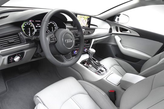 Nobles Interieur: Gut gezeichnete Instrumente und edle Materialien prägen das Cockpit des neuen A6. (Archiv: Vogel Business Media)