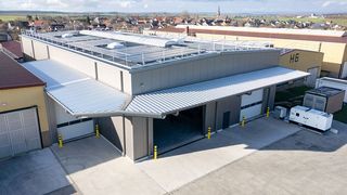 Der Hallenneubau von MBO Oßwald: Rohmateriallager als Taktgeber der Zerspanung. (Bild: MBO Oßwald)