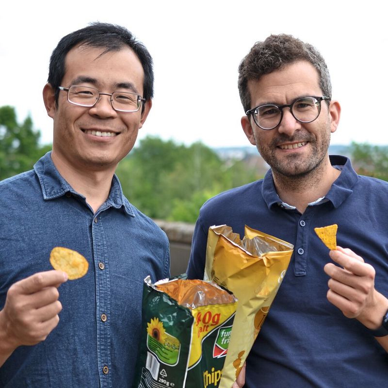 Dr. Qimeng Song und Prof. Dr. Markus Retsch (v.l.) haben ein Upcycling-Verfahren für Kartoffelchipstüten entwickelt.