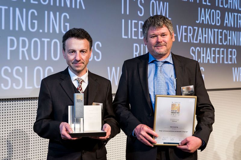 Der Gewinner in der Kategorie „Antriebstechnik“: Kabel.Consult.Ing –Antriebssystem Energy Light. Siegfried Teichner (rechts) und Juan Carlos González Villar entgegen. (Stefan Bausewein / VBM)