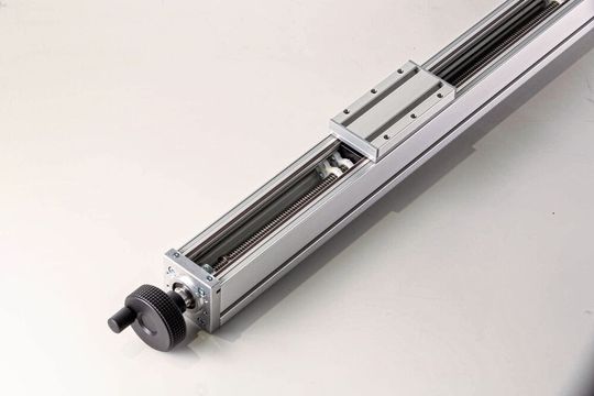 Die neue Lineareinheit GSF 6 60 TR 12x3 eignet sich besonders für Hubaufgaben. Sie ermöglicht eine reibungsarme Gleitführung und verfügt über einen Spindelantrieb mit selbsthemmendem Trapezgewinde. (Bild:  Item)