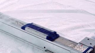 Die prismengeführte Lineareinheit M75 Movopart mit Riemenantrieb eignet sich für Anwendungen, die Stoßbelastungen unterliegen, geräuscharm arbeiten sollen oder Nassanwendungen mit Strahlwasser ausgesetzt sind. (Bild: Thomson)