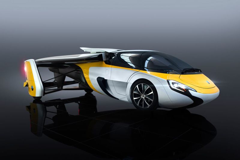 Die slowakische Firma Aeromobil hat das Aeromobil 2.5 entwickelt. Es wiegt gerade einmal 450 Kilogramm und bringt als Auto 160 km/h auf den Asphalt, als Flugzeug kann es beim Start bis auf 200 Stundenkilometer beschleunigen. Die Reichweite in der Luft beträgt 700 Kilometer. (Terrafugia)