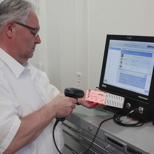 Per Barcode-Scanner werden Waren in das System eingelesen. Der TSM kontrolliert den Lagerbestand, bestellt selbstständig und verhindert so etwa Maschinenstillstandzeiten.(Bild:  Bedrunka + Hirth)