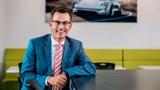 Alexander Pollich löst Michael Kirsch als Porsche-Chef China, Hongkong und Macao ab dem 1. Septemer 2024 ab, wie der Sportwagenhersteller informiert. Das zuletzt deutlich eingebrochene Fahrzeuggeschäft mit China soll durch den versierten Vertriebler wieder angekurbelt werden. (Bild: Porsche)