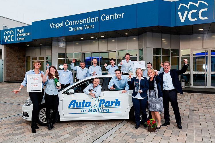 Julia Englharts Vorfreude war berechtigt. Zusammen mit ihrem Team gewann die Werkstattmanagerin vom Autopark Mailling den Deutschen Werkstattpreis 2015! (Foto: Bausewein)