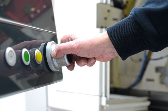 Dem Handrad (KeWheel) lassen sich flexibel unterschiedliche Funktionen, beispielsweise ein Override für Vorschubachsen und Spindeldrehzahlen, situationsbezogen zuweisen. (Bild:  Keba)