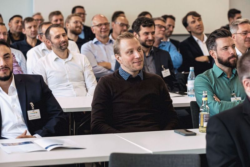 Er trifft auf aufmerksame Zuhörerinnen und Zuhörer (Bild: Stefan Bausewein)