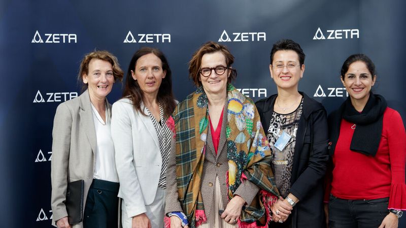 Frauenpower vor der Fotowand (Bild: Zeta)