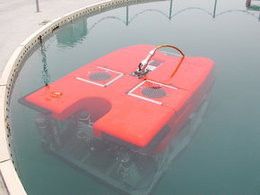 Das Basisfahrzeug bei ersten Tauchtests in einem Wassertank bei Schilling Robotics (Bild: MARUM − Zentrum für Marine Umweltwissenschaften, Universität Bremen)