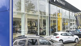 Klare Verteilung: Dacia hat die Farben Weiß und Blau, Renault hat die Farben Schwarz und Gelb. (Renault)