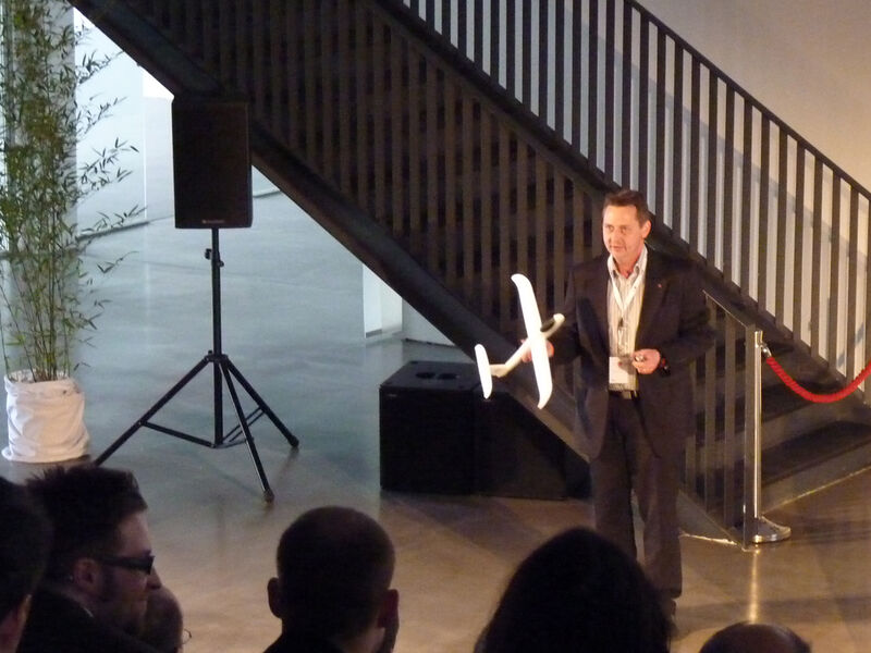 Frank Sander, Channel Marketing Manager ISP, demonstrierte den Teilnehmern der Roadshow anhand eines kleinen Modell-Segelflugzeugs, wohin die Reise für LG-Partner gehen wird – up – nach oben. (Bild: IT-BUSINESS)