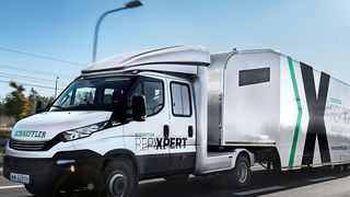 Mit dem Repexpert-Truck von Schaeffler kommt die Schulung in die Werkstatt. (Schaeffler)