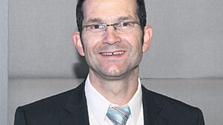 Dipl.-Ing. Bernd Hermeler, Marketing-, Verkaufs- und Serviceleiter der Cemecon AG in Würselen: „Die Diamantstruktur ist im Grunde sehr rau. Was wir nun haben, ist eine superglatte Diamantbeschichtung.“ (Bild: Schäfer)