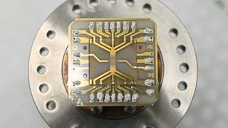 Der Atomchip mit dem magnetische Felder zum Fangen und Manipulieren des Bose-Einstein-Kondensats erzeugt werden.  (Stephan T. Seidel )