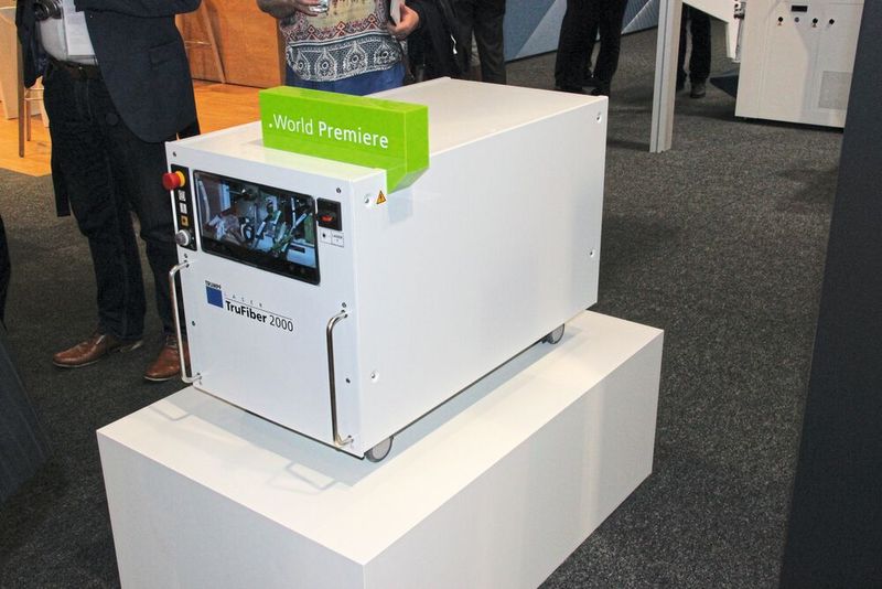 Schweißen Sie noch oder wobbeln Sie schon? Mit dem kompakten Trufiber 2000 gibt es ein weiteres Trumpf-System, bei dem der Laser in der Vorwärtsbewegung oszilliert. Das soll die Nahtqualität erhöhen. (Bild: Königsreuther)