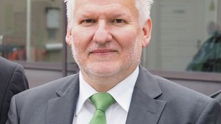 Roland Bach, Referatsleiter für die Aus- und Weiterbildung beim VDE, sieht auch an der TAE täglich, wie die Gewerke beim Thema Energie 4.0 zusammenwachsen. (VDE)