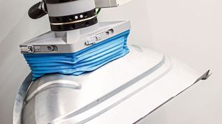 Der FH-E3020 passt sich an die Kontur einer Radhausschale an und kann aus unterschiedlichen Positionen greifen und transportieren. (Formhand)