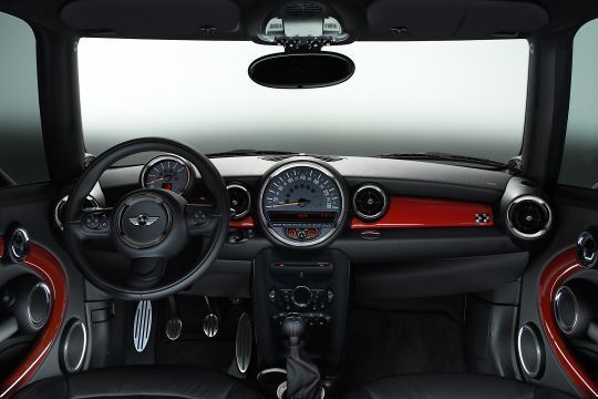 Dieser scharfe Innenraum in „Chilli Red“ gehört zum Mini „John Cooper Works“ – dem stärksten Pferd im Stall. (Archiv: Vogel Business Media)