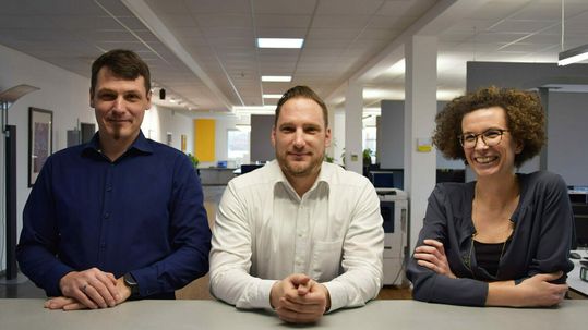 (Die Geschäftsleitung der Lichtbasis GmbH: Patrick Häse, Matthias Schobert und Christina Brümmer (v.l.n.r.). Bild: Lichtbasis GmbH)