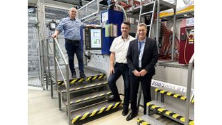 Juntos por la máxima eficiencia: Pavel Bohuněk y Marek Hejl, de Swoboda CZ, junto a 
Michal Slaba, de Wittmann Battenfeld CZ (de izquierda a derecha) (Bild: Wittmann)