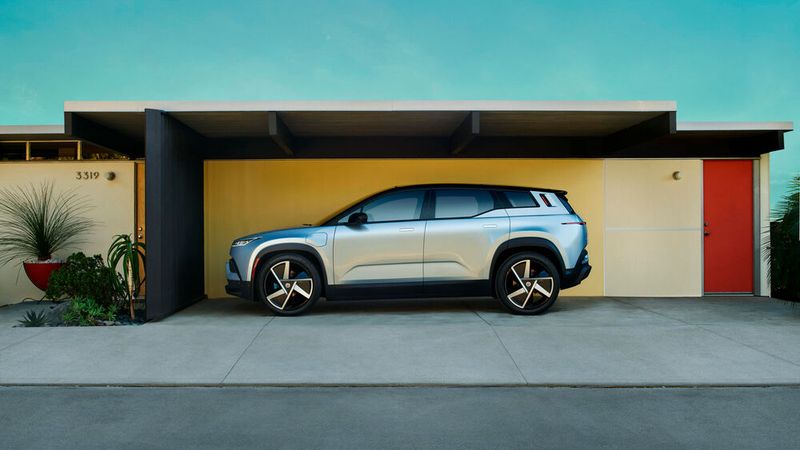 Im Fall der umgerechnet rund 33.000 Euro teuren Basisvariante (US-Preis ohne Mehrwertsteuer) sorgt ein 202 kW/275 PS starker E-Motor an der Vorderachse für Vortrieb. (Bild: Fisker)