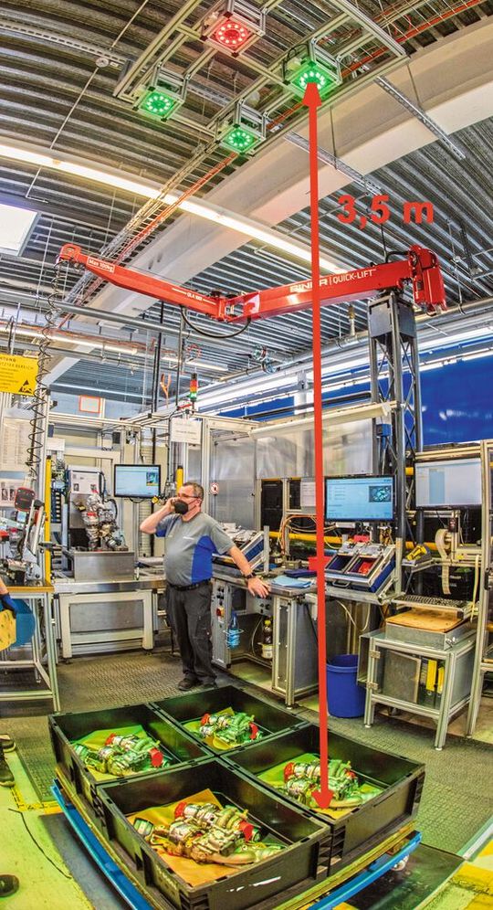 Trotz eines Abstands von 3,5 Metern erkennt die Vision-Applikation auch geringste Abweichungen der zu prüfenden Turboaggregate im Tray der Transportbox. Außer der Anzeige auf dem Monitor erhält der Werker zusätzlich durch die deutlich rot angeleuchtete Box eine Fehlermeldung visualisiert und kann sofort darauf reagieren. Trotz eines Abstands von 3,5 Metern erkennt die Vision-Applikation auch geringste Abweichungen der zu prüfenden Turboaggregate im Tray der Transportbox. Außer der Anzeige auf dem Monitor erhält der Werker zusätzlich durch die deutlich rot angeleuchtete Box eine Fehlermeldung visualisiert und kann sofort darauf reagieren.